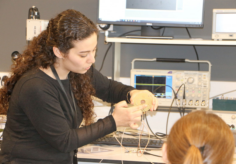 Atelier en électrophysiologie avec Sakina Chantoiseau-Bensalem et les lycéens du lycée international de Palaiseau Paris-Saclay